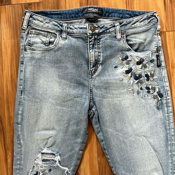 Silver Izzy Ankle Skinny Embroidered Lightwash Jeans - Picture 7 of 10